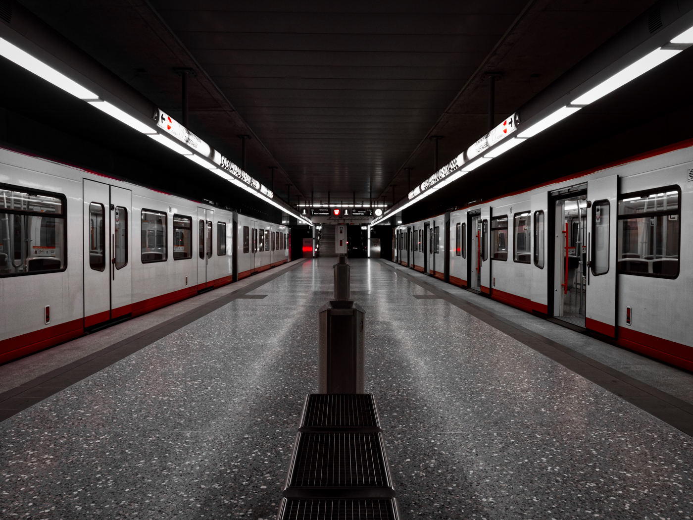 Leere-U-Bahn  | ©  Harald Lydorf